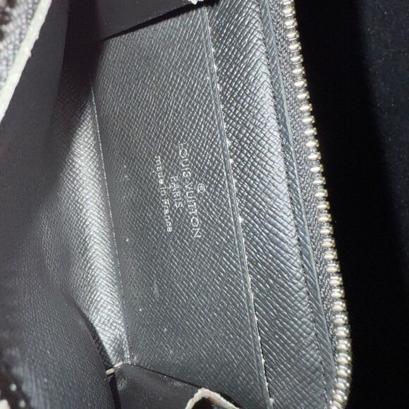 Used in excellent condition Louis Vuitton  blk Gray Eclipse Monogram Card Holder - Picture 9 of 11